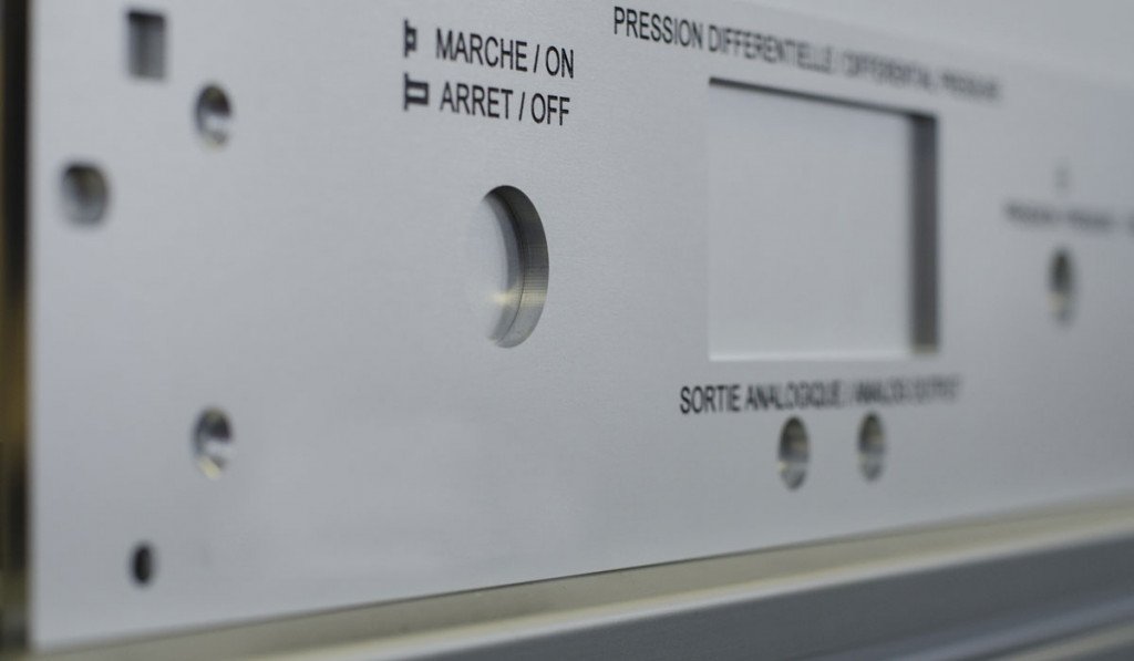 facade-boitier-electronique-avec-gravure-profonde